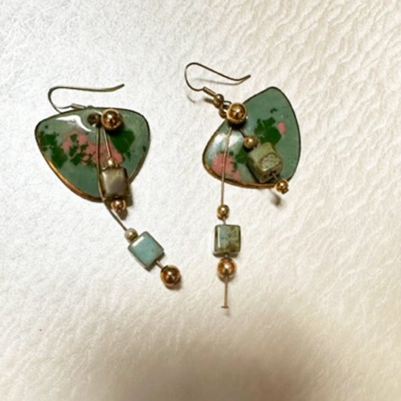 6 earrings of great variety. $27 each set; bundled lot for $132 ($22 each) - Picture 4 of 10